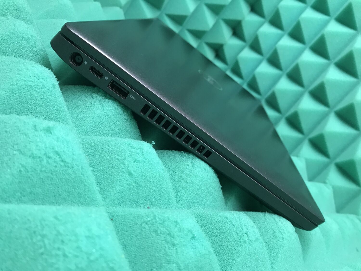 Ультрабук Б-клас Dell Latitude 5400 / 14" (1920x1080) IPS / Intel Core i5-8265U (4 (8) ядра по 1.6 - 3.9 GHz) / 8 GB DDR4 / 256 GB SSD / Intel UHD Graphics 620 / WebCam / USB 3.1 / HDMI / Windows 10 ліцензія - Зображення 5