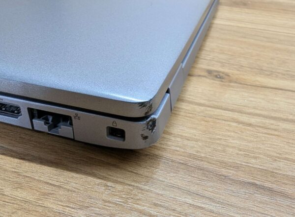 Ультрабук Б-клас Dell Latitude 5410 / 14" (1920x1080) IPS / Intel Core i5-10310U (4 (8) ядра по 1.7 - 4.4 GHz) / 8 GB DDR4 / 256 GB SSD / Intel UHD Graphics / WebCam / TouchID / Windows 10 - Зображення 3