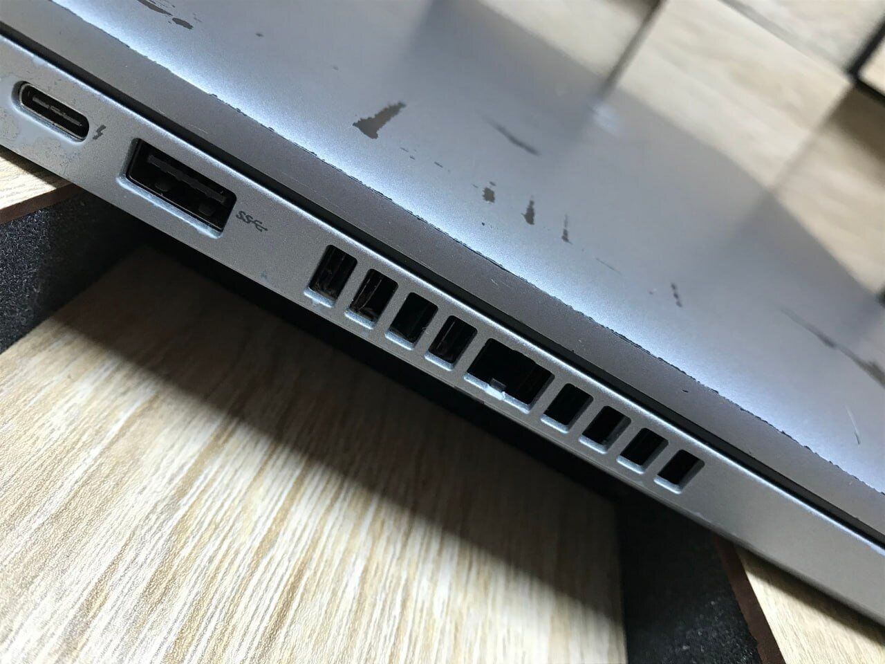 Ультрабук Б-клас Dell Latitude 5410 / 14" (1920x1080) IPS / Intel Core i5-10310U (4 (8) ядра по 1.7 - 4.4 GHz) / 8 GB DDR4 / 256 GB SSD M.2 / Intel UHD Graphics / WebCam / HDMI / Windows 10 ліцензія - Зображення 6