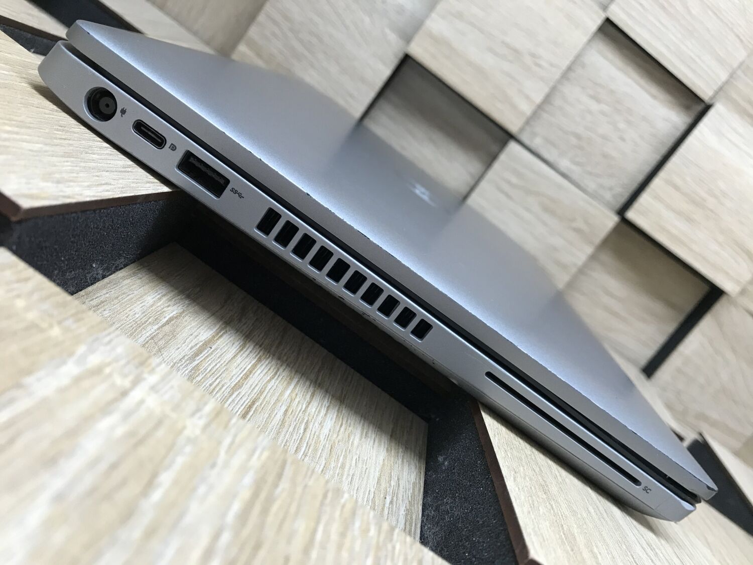 Ультрабук Б-клас Dell Latitude 5410 / 14" (1920x1080) IPS / Intel Core i5-10310U (4 (8) ядра по 1.7 - 4.4 GHz) / 8 GB DDR4 / 512 GB SSD M.2 / Intel UHD Graphics / WebCam / Windows 10 лицензия - Зображення 5