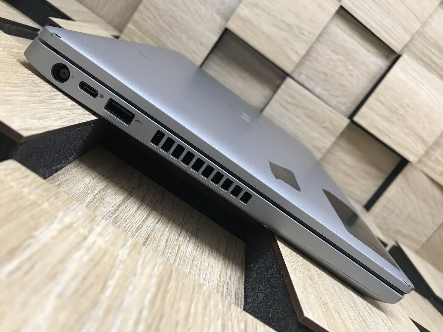 Ультрабук Б-клас Dell Latitude 5410 / 14" (1920x1080) IPS Touch / Intel Core i5-10210U (4 (8) ядра по 1.6 - 4.2 GHz) / 8 GB DDR4 / 256 GB SSD M.2 / Intel UHD Graphics / WebCam / USB 3.1 / HDMI / Windows 10 ліцензія - Зображення 5