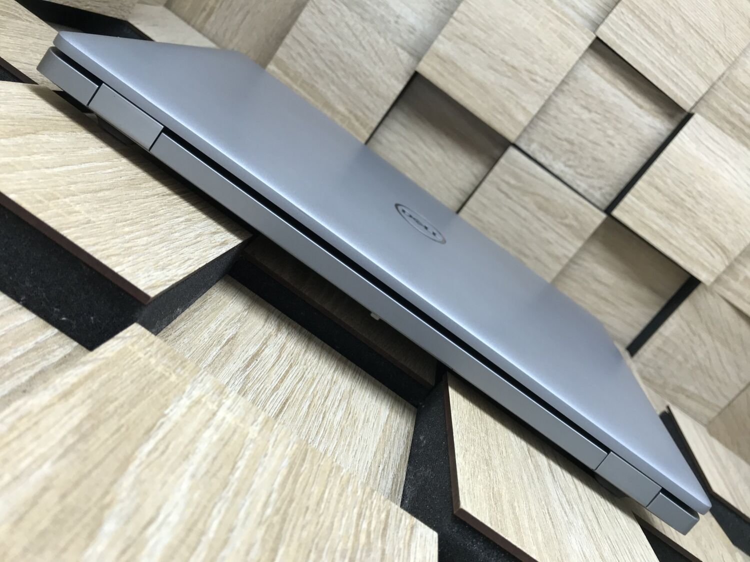 Ультрабук Б-клас Dell Latitude 5411 / 14" (1920x1080) IPS / Intel Core i7-10850H (6 (12) ядер по 2.7 - 5.1 GHz) / 8 GB DDR4 / 240 GB SSD M.2 / Intel UHD Graphics / WebCam / Windows 10 ліцензія - Зображення 7