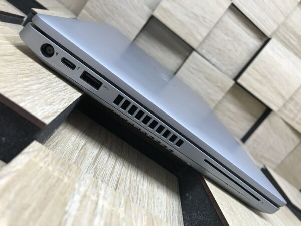 Ультрабук Б-клас Dell Latitude 5411 / 14" (1920x1080) IPS / Intel Core i7-10850H (6 (12) ядер по 2.7 - 5.1 GHz) / 8 GB DDR4 / 240 GB SSD M.2 / Intel UHD Graphics / WebCam / Windows 10 ліцензія - Зображення 5