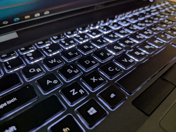 Ультрабук Б-клас Dell Latitude 5500 / 15.6" (1920x1080) IPS / Intel Core i5-8265U (4 (8) ядра по 1.6 - 3.9 GHz) / 16 GB DDR4 / 256 GB SSD / Intel UHD Graphics 620 / WebCam / Windows 10 - Зображення 6