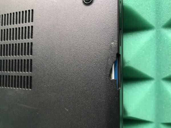 Ультрабук Б-клас Dell Latitude 5590 / 15.6" (1920x1080) IPS / Intel Core i7-8650U (4 (8) ядра по 1.9 - 4.2 GHz) / 8 GB DDR4 / 256 GB SSD M.2 / Intel UHD Graphics 620 / USB 3.1 / HDMI / Windows 10 ліцензія - Зображення 10