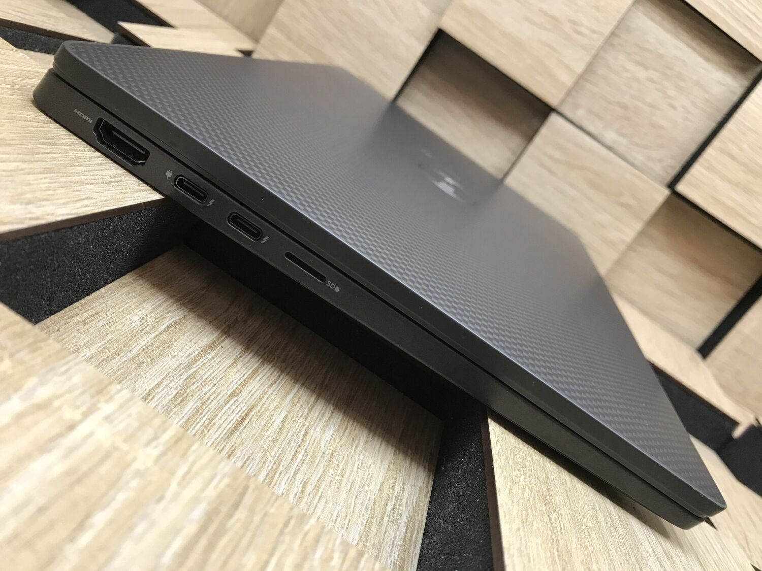 Ультрабук Б-клас Dell Latitude 7410 / 14" (1920x1080) IPS / Intel Core i5-10210U (4 (8) ядра по 1.6 - 4.2 GHz) / 8 GB DDR4 / 256 GB SSD M.2 / Intel UHD Graphics / WebCam / USB 3.2 / HDMI / Windows 10 ліцензія - Зображення 5