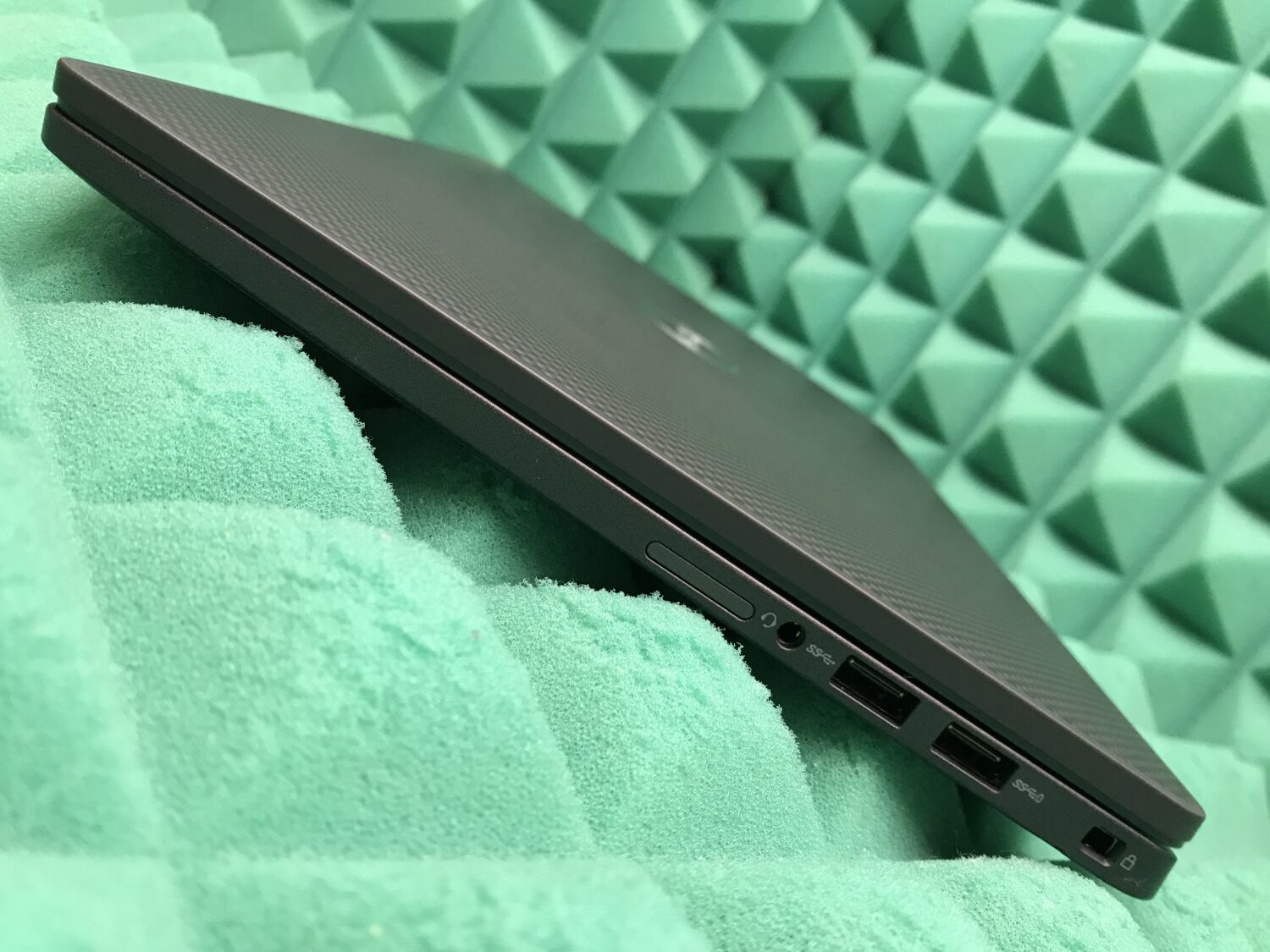 Ультрабук Б-клас Dell Latitude 7410 / 14" (1920x1080) IPS / Intel Core i5-10310U (4 (8) ядра по 1.7 - 4.4 GHz) / 16 GB DDR4 / 256 GB SSD / Intel UHD Graphics / WebCam / USB 3.2 / HDMI / Windows 10 ліцензія - Зображення 6