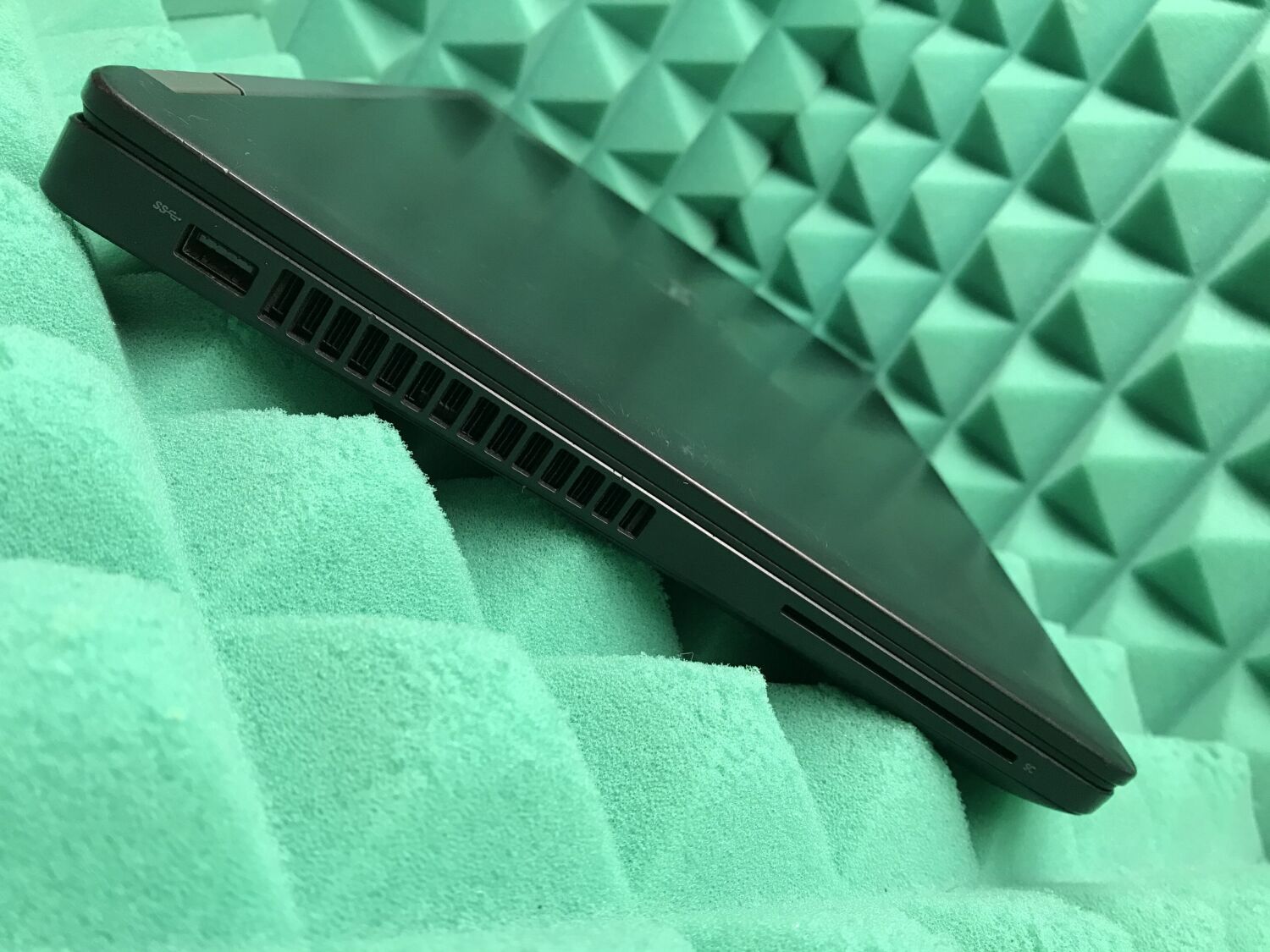 Ультрабук Б-клас Dell Latitude E5470 / 14" (1366x768) TN / Intel Core i5-6300U (2 (4) ядра по 2.4 - 3.0 GHz) / 8 GB DDR4 / 180 GB SSD / Intel HD Graphics 520 / WebCam / HDMI / Windows 10 ліцензія - Зображення 7