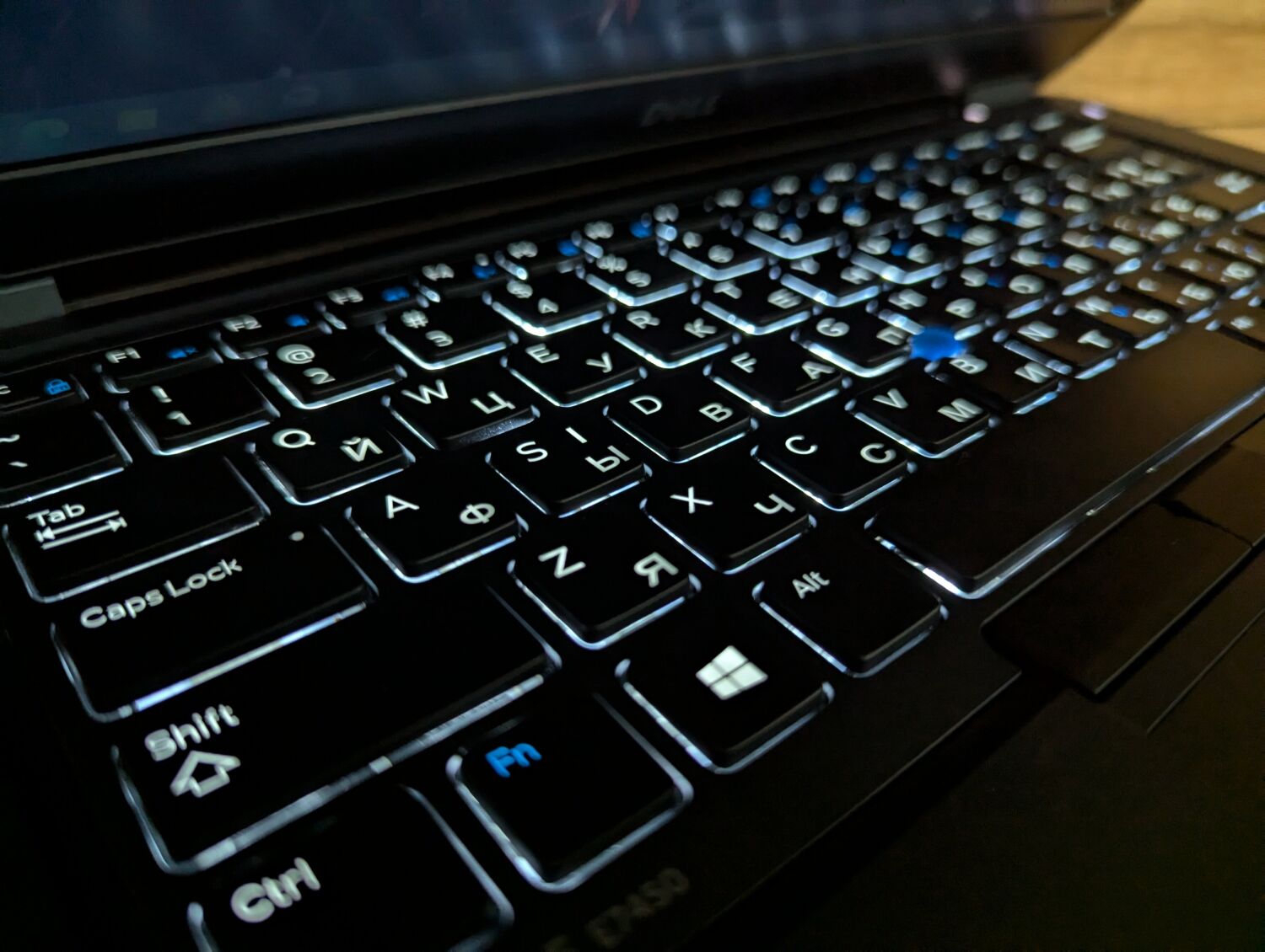 Ультрабук Б-клас Dell Latitude E7450 / 14" (1366x768) TN / Intel Core i7-5600U (2 (4) ядра по 2.6 - 3.2 GHz) / 8 GB DDR3 / 256 GB SSD / Intel HD Graphics 5500 / WebCam / HDMI / Windows 10 - Зображення 6