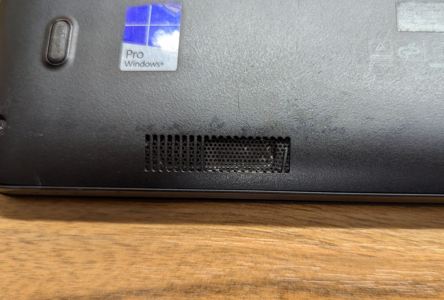 Ультрабук Б-клас Dell Latitude E7470 / 14" (1366x768) TN / Intel Core i5-6300U (2 (4) ядра по 2.4 - 3.0 GHz) / 8 GB DDR4 / 256 GB SSD / Intel HD Graphics 520 / WebCam / Windows 10 - Зображення 3