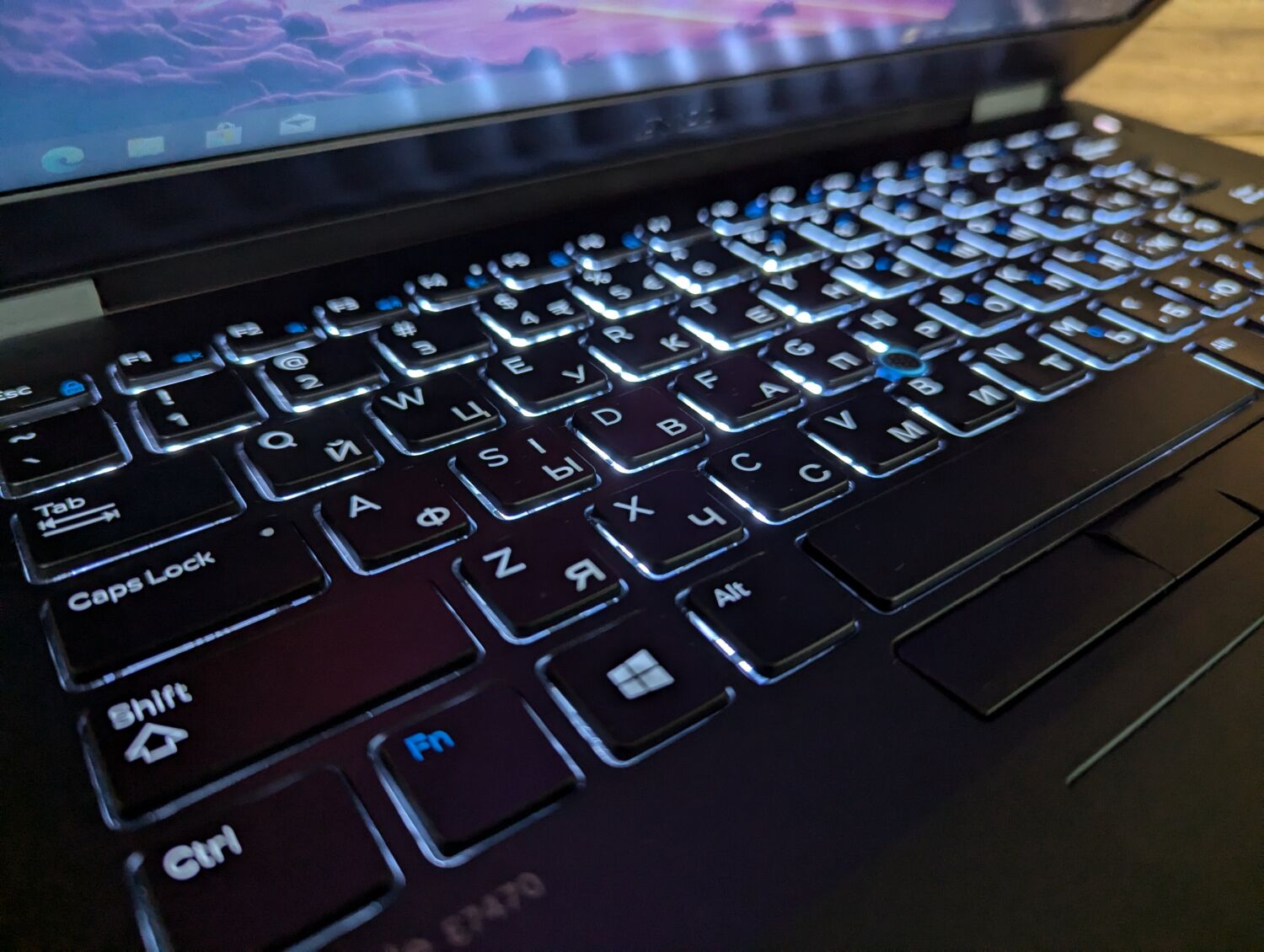 Ультрабук Б-клас Dell Latitude E7470 / 14" (1366x768) TN / Intel Core i5-6300U (2 (4) ядра по 2.4 - 3.0 GHz) / 8 GB DDR4 / 256 GB SSD / Intel HD Graphics 520 / WebCam / Windows 10 - Зображення 7