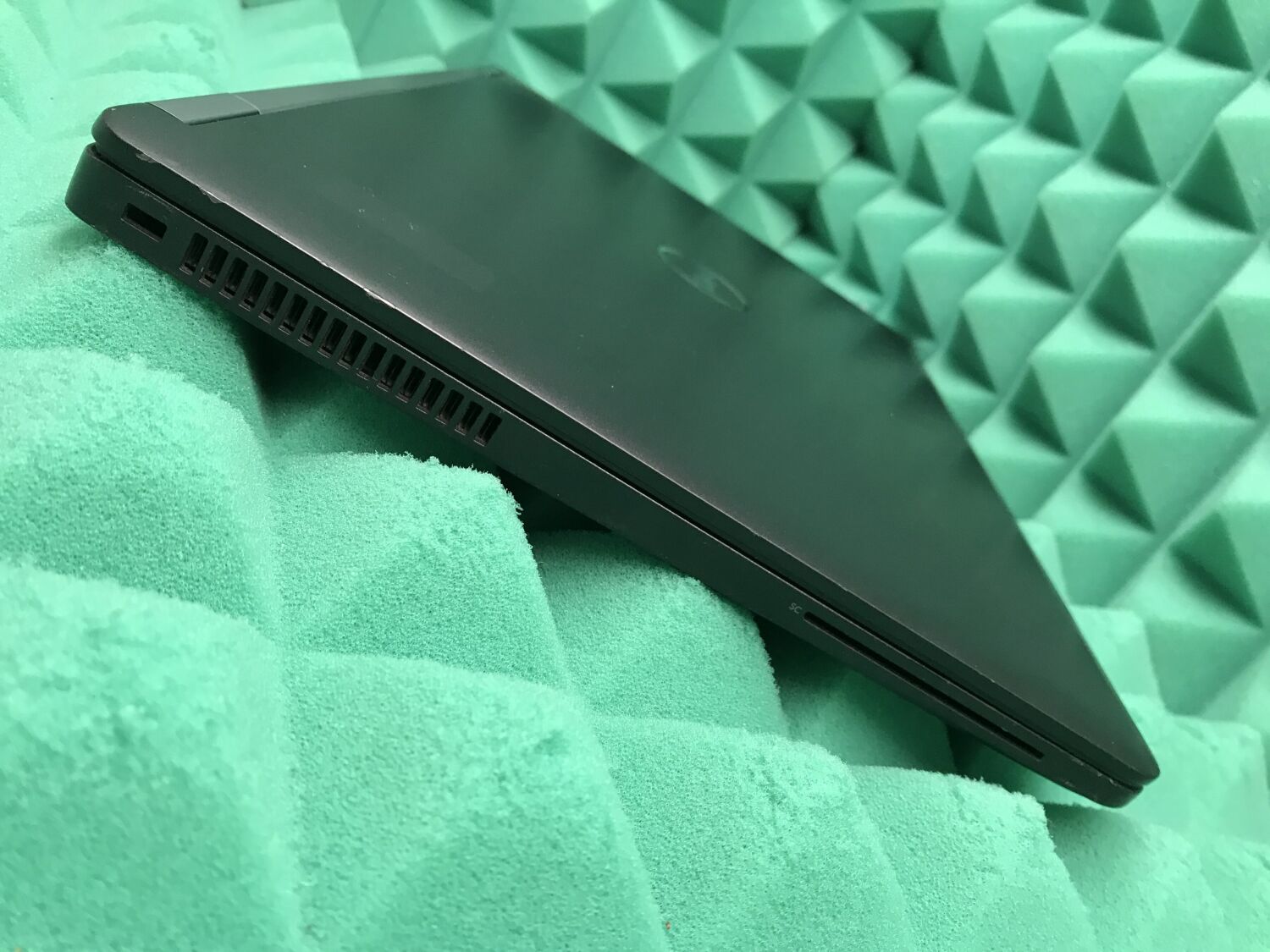 Ультрабук Б-клас Dell Latitude E7470 / 14" (1920x1080) IPS / Intel Core i5-6300U (2 (4) ядра по 2.4 - 3.0 GHz) / 8 GB DDR4 / 256 GB SSD / Intel HD Graphics 520 / WebCam / HDMI / miniDP / Windows 10 ліцензія - Зображення 5