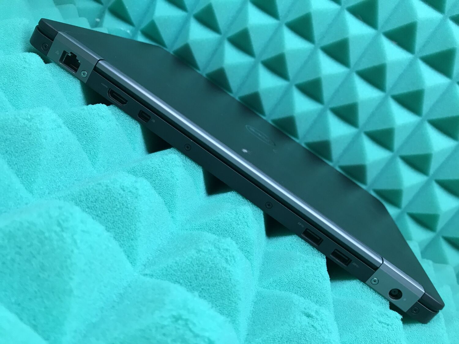 Ультрабук Б-клас Dell Latitude E7470 / 14" (1920x1080) IPS / Intel Core i5-6300U (2 (4) ядра по 2.4 - 3.0 GHz) / 8 GB DDR4 / 256 GB SSD / Intel HD Graphics 520 / WebCam / HDMI / miniDP / Windows 11 ліцензія - Зображення 9