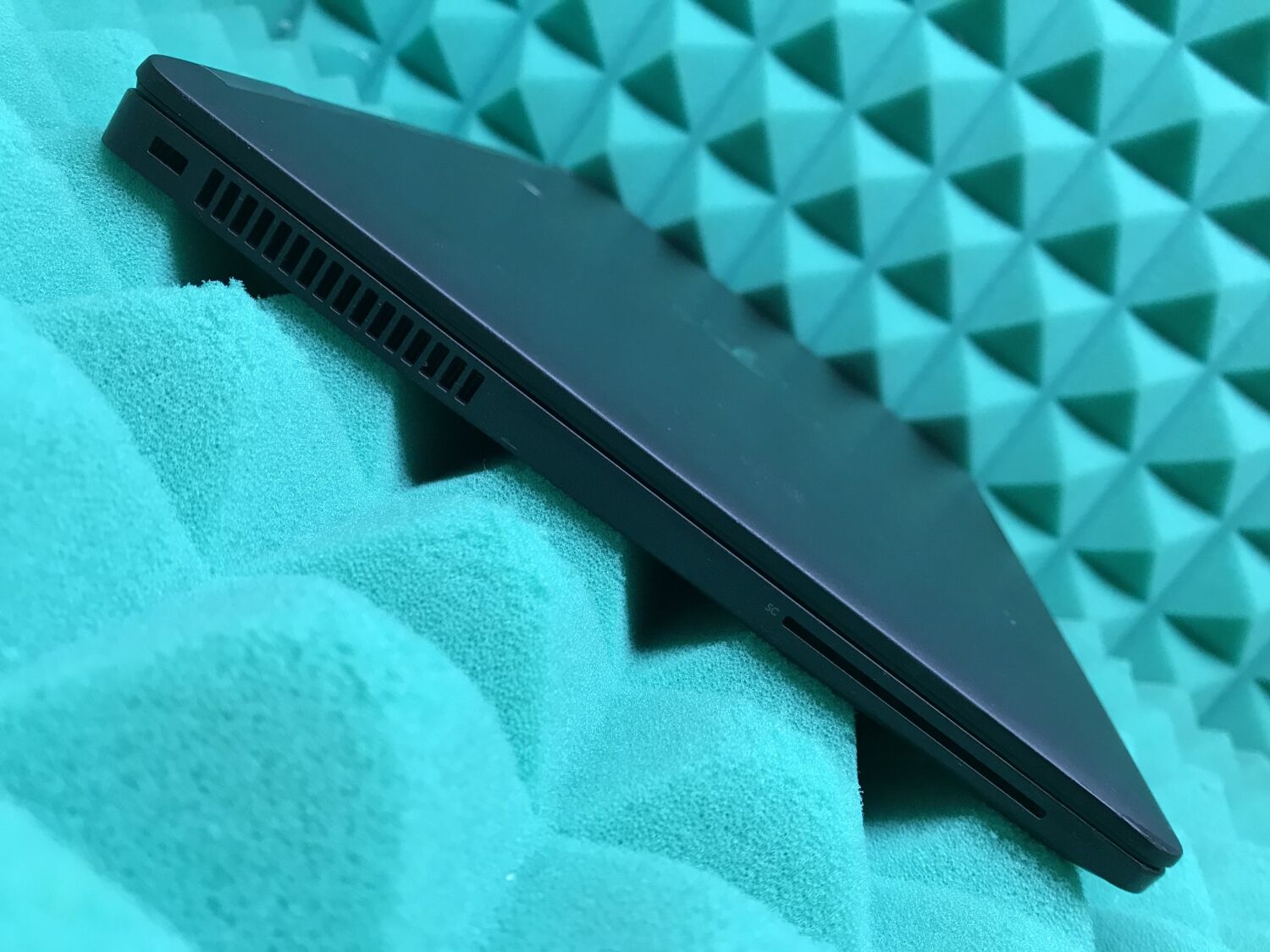 Ультрабук Б-клас Dell Latitude E7470 / 14" (1920x1080) IPS / Intel Core i5-6300U (2 (4) ядра по 2.4 - 3.0 GHz) / 8 GB DDR4 / 256 GB SSD / Intel HD Graphics 520 / WebCam / HDMI / miniDP / Windows 11 ліцензія - Зображення 7