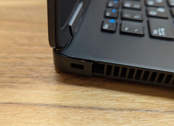 Ультрабук Б-клас Dell Latitude E7470 / 14" (1920x1080) IPS / Intel Core i5-6300U (2 (4) ядра по 2.4 - 3.0 GHz) / 8 GB DDR4 / 256 GB SSD / Intel HD Graphics 520 / WebCam / TouchID / Windows 10 - Зображення 3