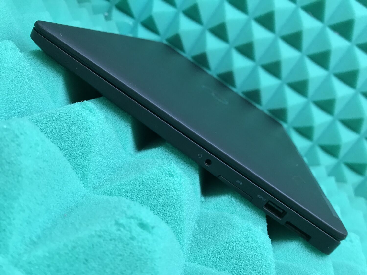 Ультрабук Б-клас Dell Latitude E7470 / 14" (1920x1080) IPS / Intel Core i7-6600U (2 (4) ядра по 2.6 - 3.4 GHz) / 8 GB DDR4 / 256 GB SSD / Intel HD Graphics 520 / WebCam / HDMI / Windows 10 ліцензія - Зображення 7