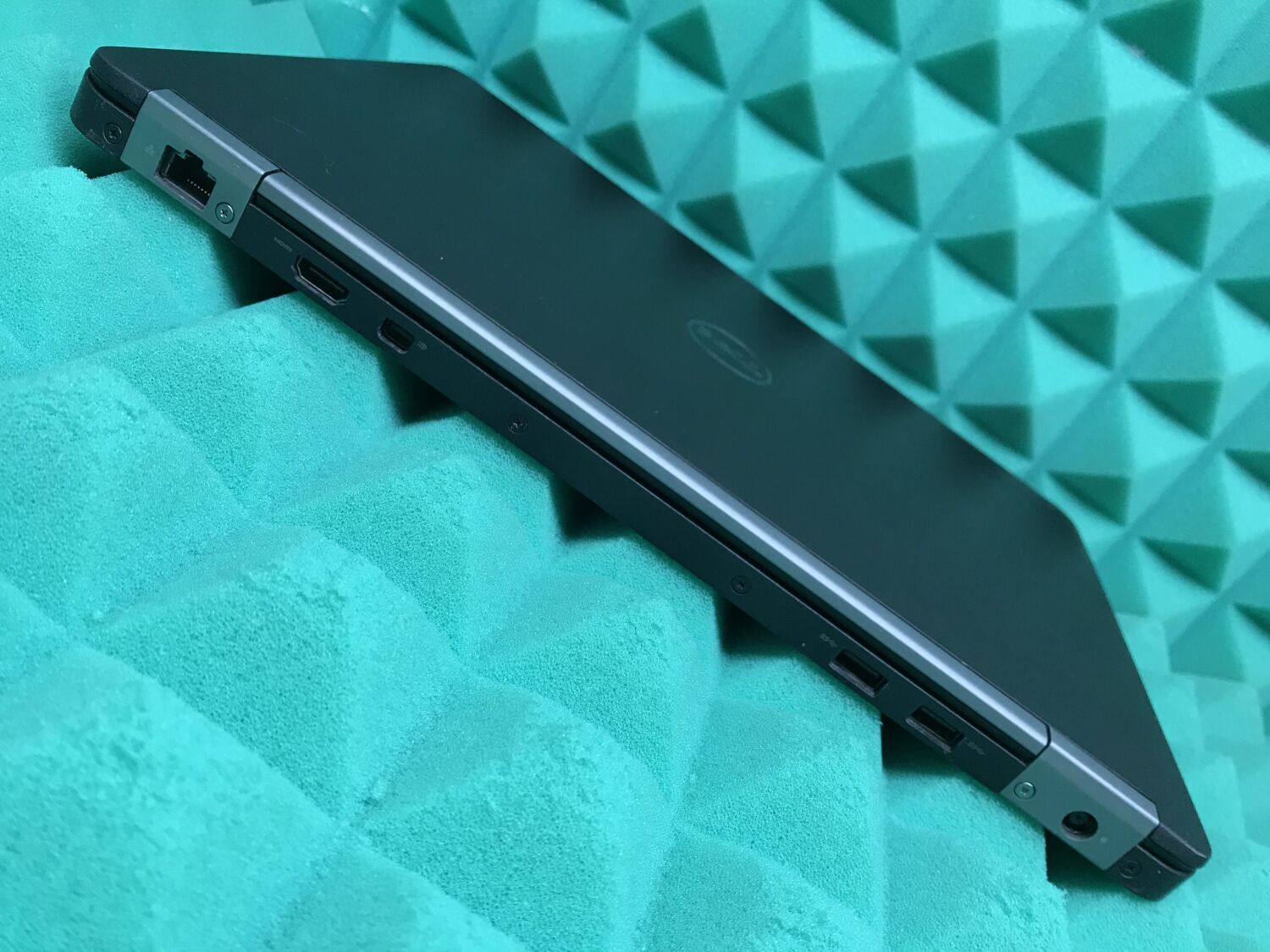 Ультрабук Б-клас Dell Latitude E7470 / 14" (1920x1080) IPS / Intel Core i7-6600U (2 (4) ядра по 2.6 - 3.4 GHz) / 8 GB DDR4 / 256 GB SSD / Intel HD Graphics 520 / WebCam / HDMI / Windows 10 ліцензія - Зображення 8