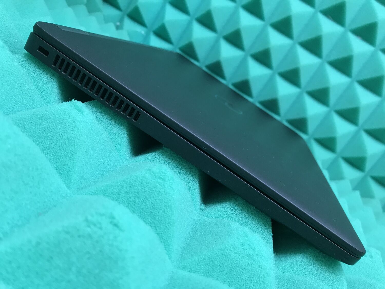 Ультрабук Б-клас Dell Latitude E7470 / 14" (1920x1080) IPS / Intel Core i7-6600U (2 (4) ядра по 2.6 - 3.4 GHz) / 8 GB DDR4 / 256 GB SSD / Intel HD Graphics 520 / WebCam / HDMI / Windows 10 ліцензія - Зображення 6