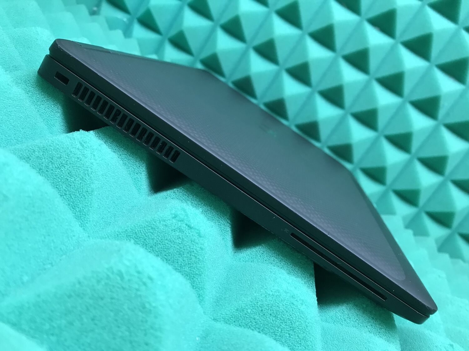 Ультрабук Б-клас Dell Latitude E7470 / 14" (2560x1440) IPS Touch / Intel Core i7-6600U (2 (4) ядра по 2.6 - 3.4 GHz) / 8 GB DDR4 / 256 GB SSD / Intel HD Graphics 520 / WebCam / HDMI / Windows 10 ліцензія - Зображення 7