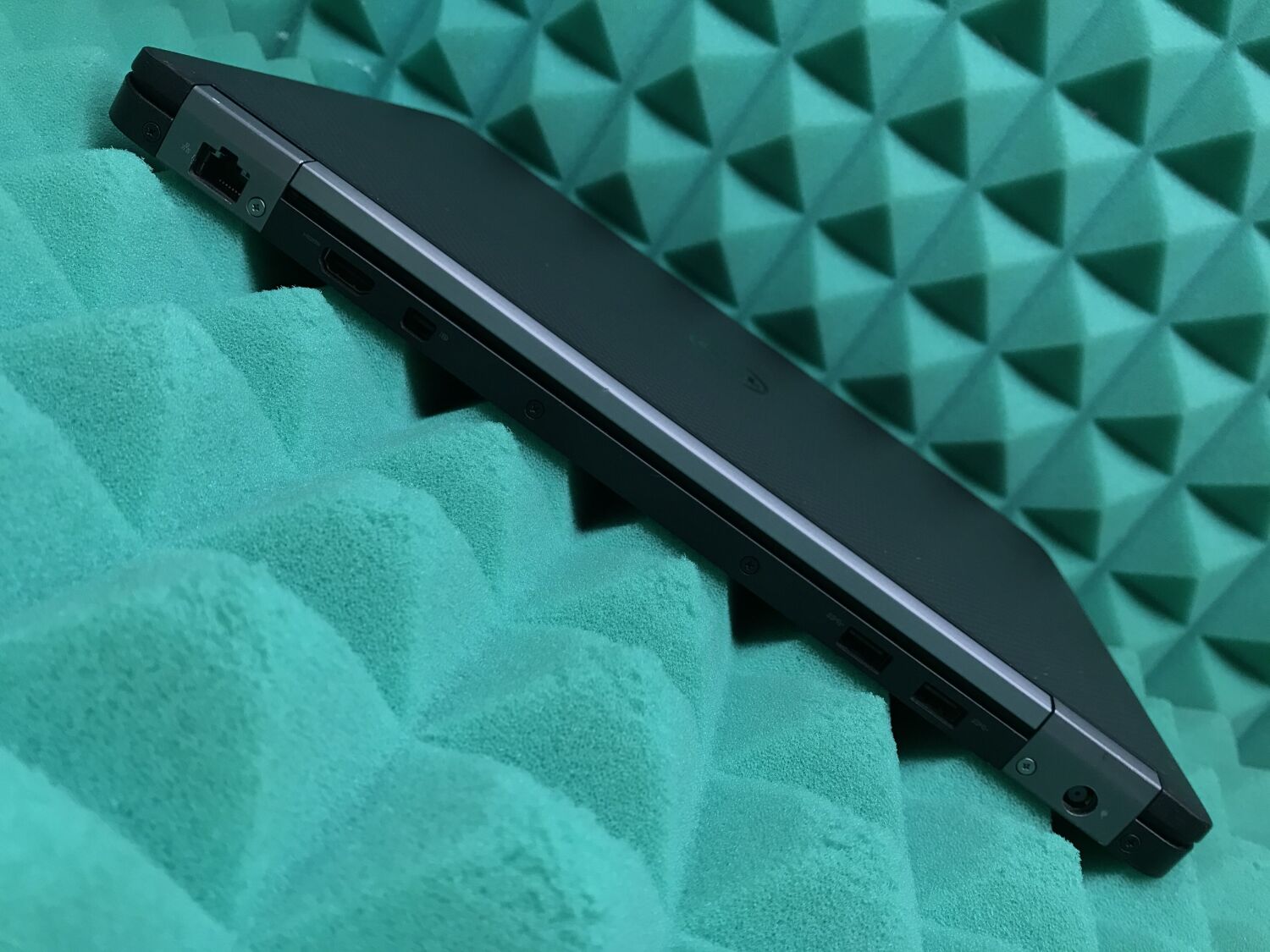 Ультрабук Б-клас Dell Latitude E7470 / 14" (2560x1440) IPS Touch / Intel Core i7-6600U (2 (4) ядра по 2.6 - 3.4 GHz) / 8 GB DDR4 / 256 GB SSD / Intel HD Graphics 520 / WebCam / HDMI / Windows 10 ліцензія - Зображення 9