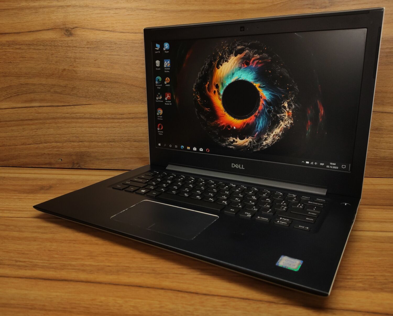 Ультрабук Б-клас Dell Vostro 5471 / 14" (1920x1080) IPS / Intel Core i5-8250U (4 (8) ядра по 1.6 - 3.4 GHz) / 8 GB DDR4 / 240 GB SSD / Intel UHD Graphics 620 / WebCam / Windows 10 - Зображення 4