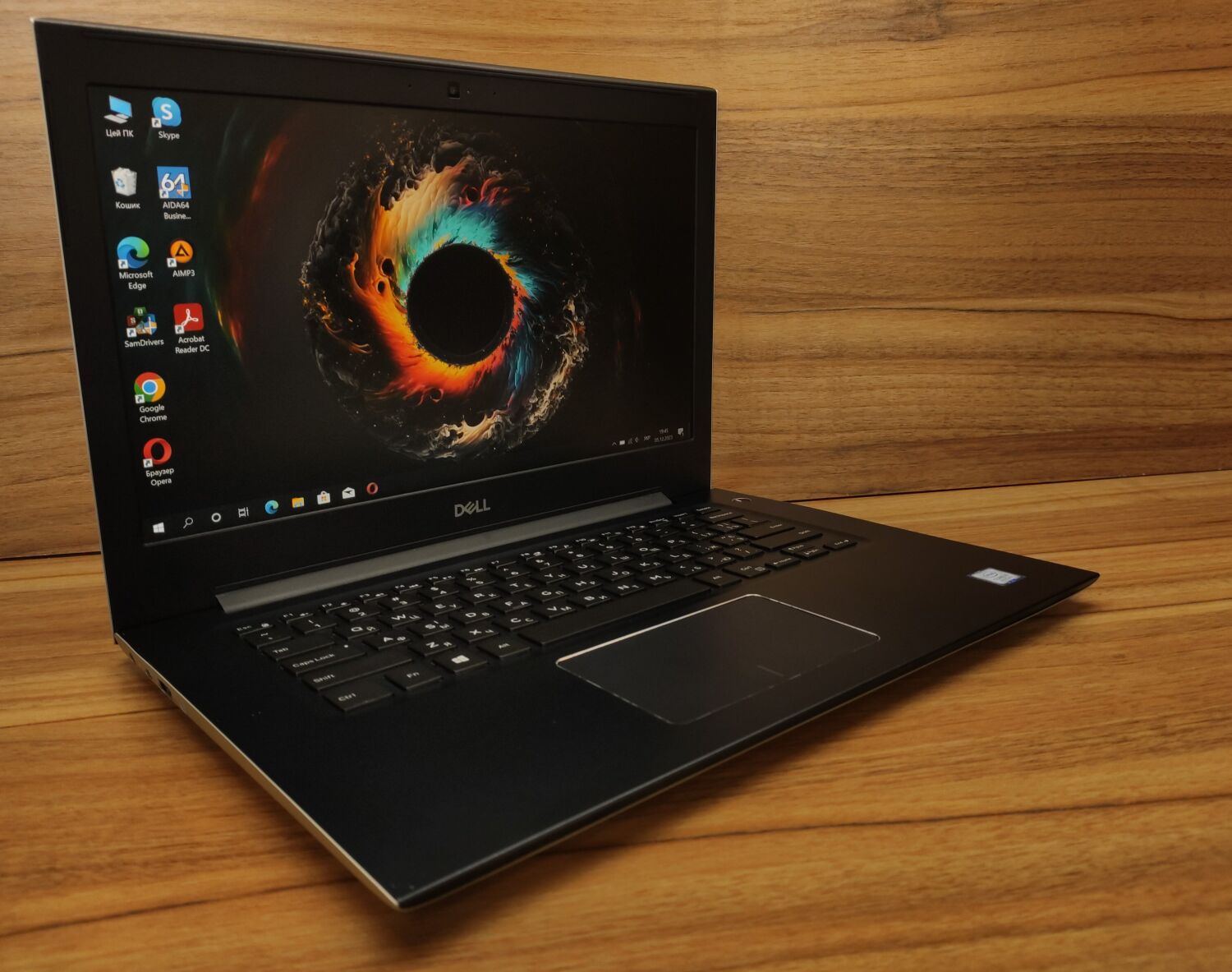 Ультрабук Б-клас Dell Vostro 5471 / 14" (1920x1080) IPS / Intel Core i5-8250U (4 (8) ядра по 1.6 - 3.4 GHz) / 8 GB DDR4 / 240 GB SSD / Intel UHD Graphics 620 / WebCam / Windows 10 - Зображення 5