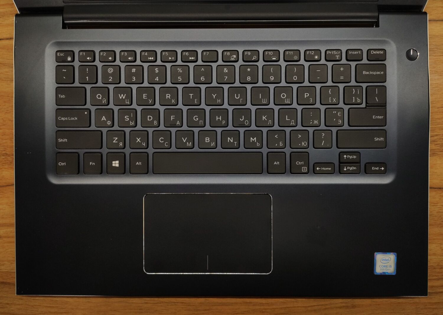 Ультрабук Б-клас Dell Vostro 5471 / 14" (1920x1080) IPS / Intel Core i5-8250U (4 (8) ядра по 1.6 - 3.4 GHz) / 8 GB DDR4 / 240 GB SSD / Intel UHD Graphics 620 / WebCam / Windows 10 - Зображення 3