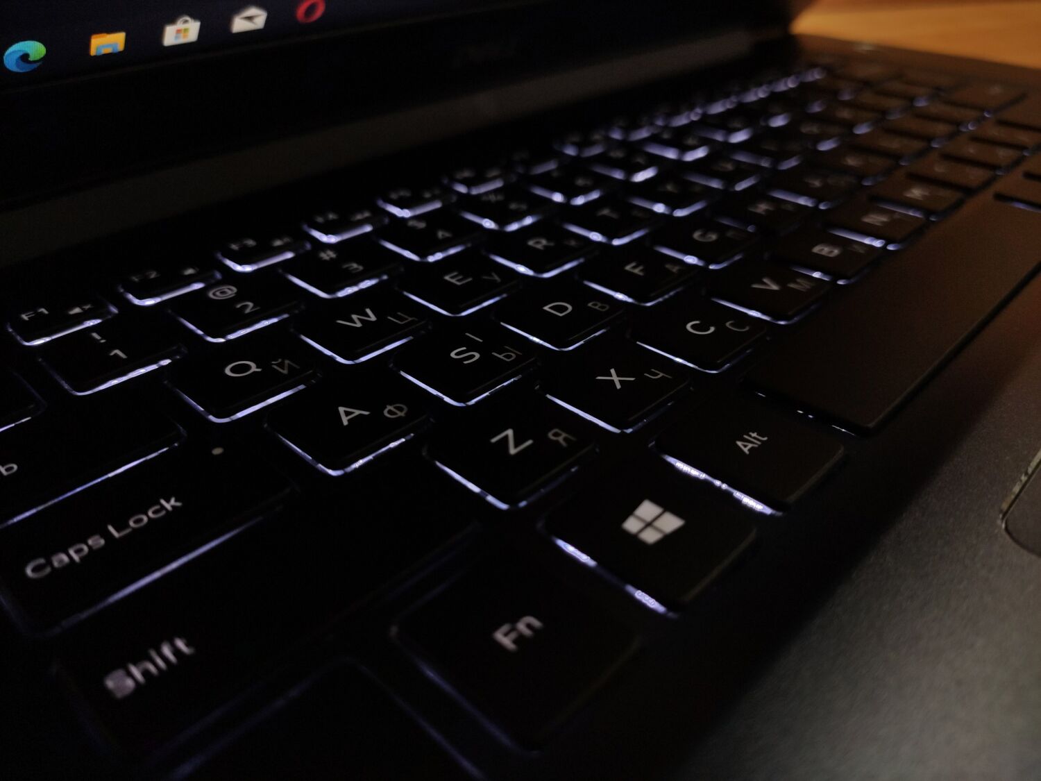 Ультрабук Б-клас Dell Vostro 5471 / 14" (1920x1080) IPS / Intel Core i5-8250U (4 (8) ядра по 1.6 - 3.4 GHz) / 8 GB DDR4 / 240 GB SSD / Intel UHD Graphics 620 / WebCam / Windows 10 - Зображення 6