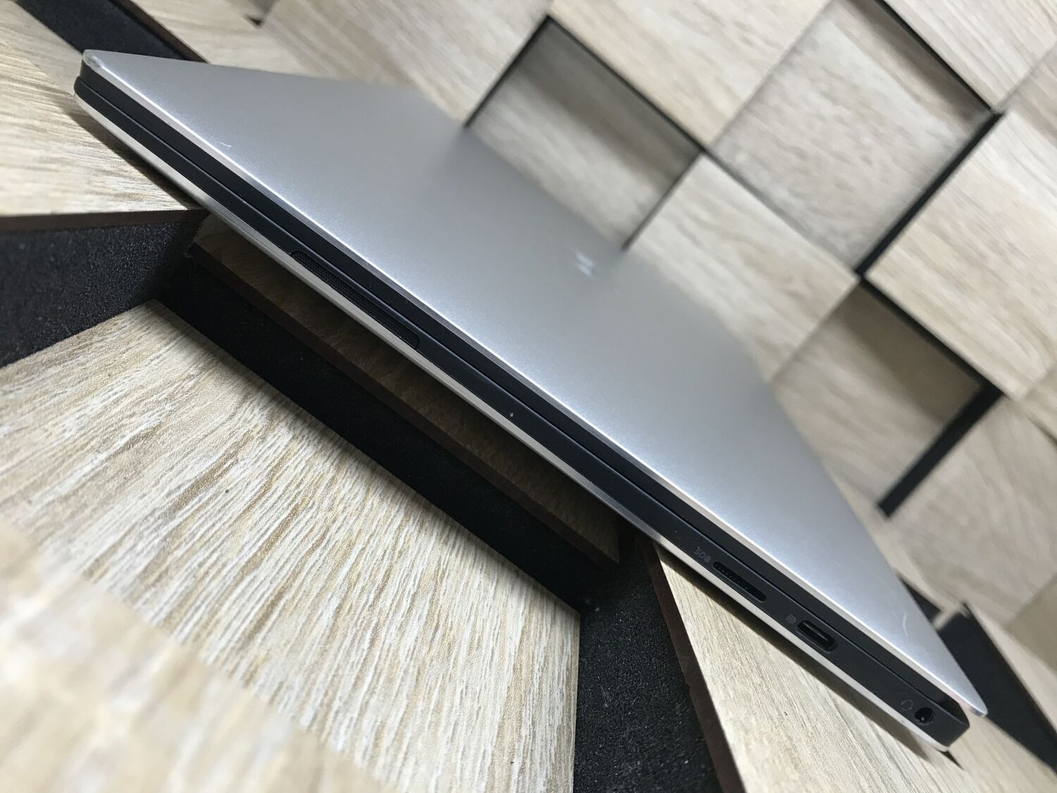 Ультрабук Б-клас Dell XPS 13 7390 / 13.3" (1920x1080) IPS / Intel Core i5-10210U (4 (8) ядра по 1.6 - 4.2 GHz) / 8 GB DDR3 / 240 GB SSD M.2 / Intel UHD Graphics / WebCam / Windows 10 ліцензія - Зображення 6