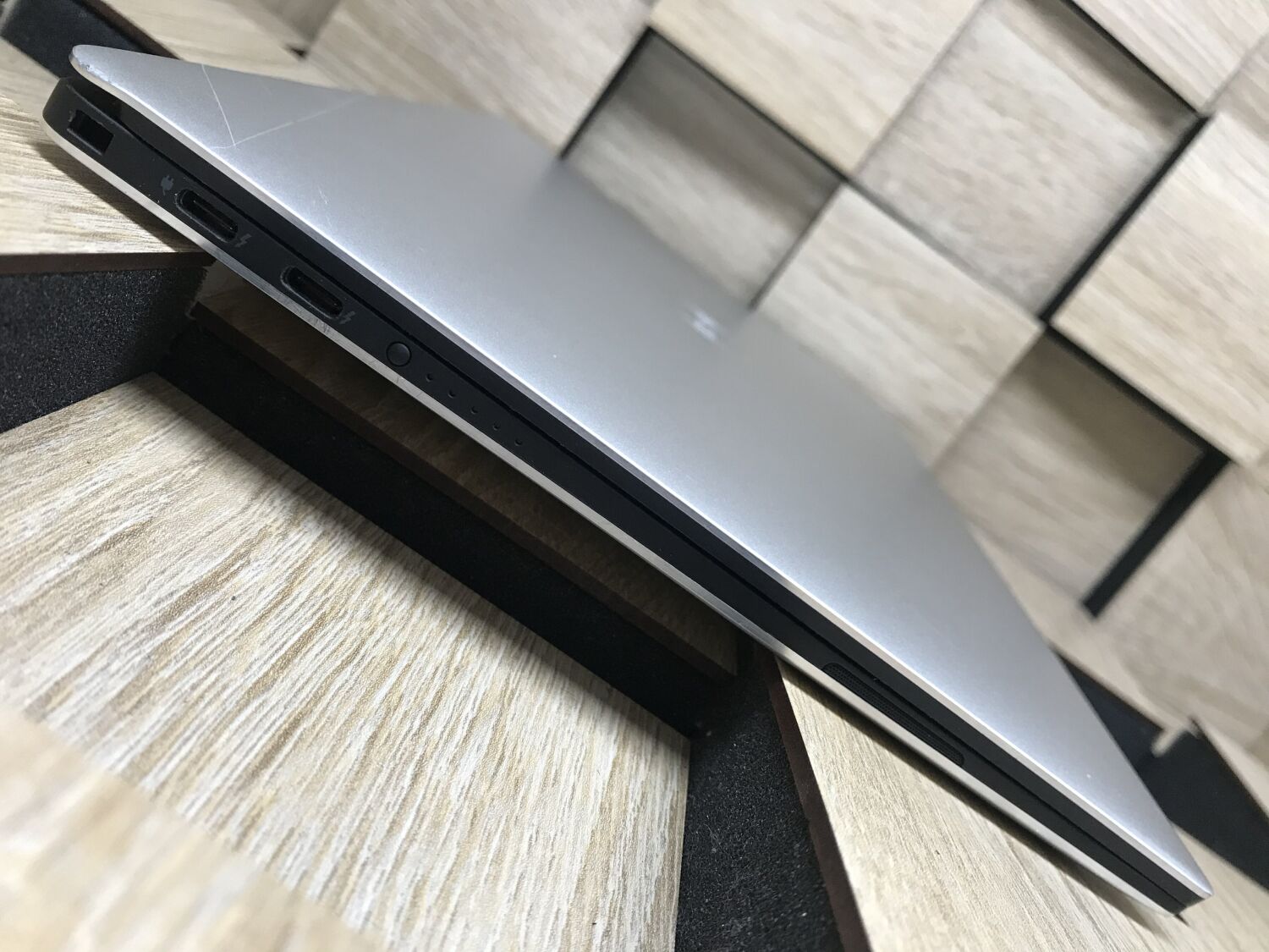 Ультрабук Б-клас Dell XPS 13 7390 / 13.3" (1920x1080) IPS / Intel Core i5-10210U (4 (8) ядра по 1.6 - 4.2 GHz) / 8 GB DDR3 / 240 GB SSD M.2 / Intel UHD Graphics / WebCam / Windows 10 ліцензія - Зображення 5