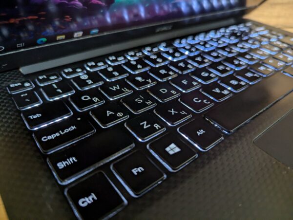 Ультрабук Б-класс Dell XPS 13 9350 / 13.3" (1920x1080) IPS / Intel Core i5-6200U (2 (4) ядра по 2.3 - 2.8 GHz) / 8 GB DDR3 / 256 GB SSD / Intel HD Graphics 520 / Windows 10 - Зображення 6
