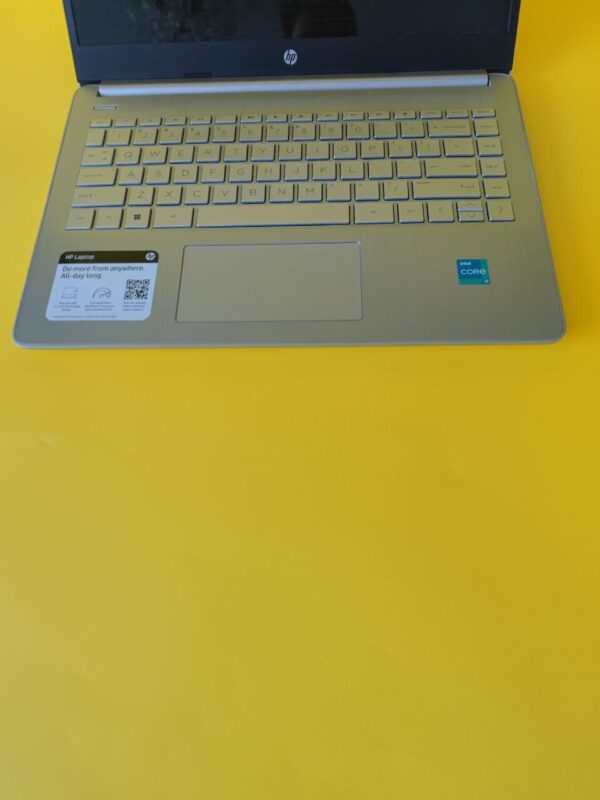 Ультрабук Б-клас HP 14-dq231wm / 14" (1366x768) TN / Intel Core i3-1115G4 (2 (4) ядра по 3.0 - 4.1 GHz) / 8 GB DDR4 / 256 GB SSD / Intel UHD Graphics / WebCam / Windows 10 - Зображення 3