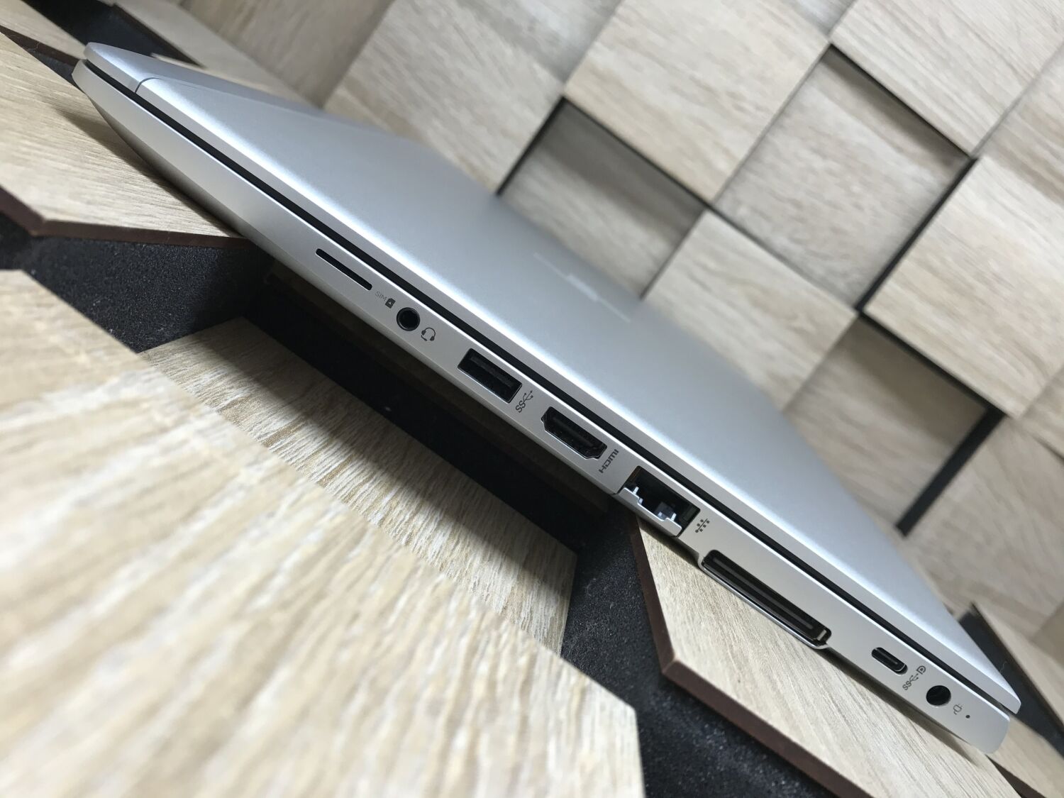 Ультрабук Б-клас HP Elitebook 745 G5 / 14" (1920x1080) IPS / AMD Ryzen 5 Pro 2500U (4 (8) ядра по 2.0 - 3.6 GHz) / 8 GB DDR4 / 256 GB SSD / AMD Radeon RX Vega 8 Graphics / WebCam - Зображення 6