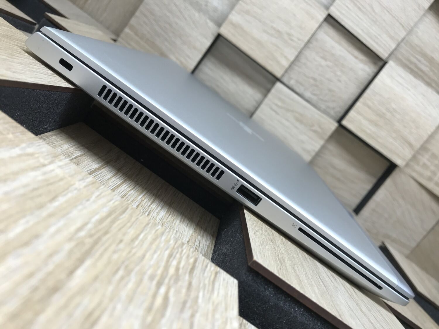 Ультрабук Б-клас HP Elitebook 745 G5 / 14" (1920x1080) IPS / AMD Ryzen 5 Pro 2500U (4 (8) ядра по 2.0 - 3.6 GHz) / 8 GB DDR4 / 256 GB SSD / AMD Radeon RX Vega 8 Graphics / WebCam - Зображення 5