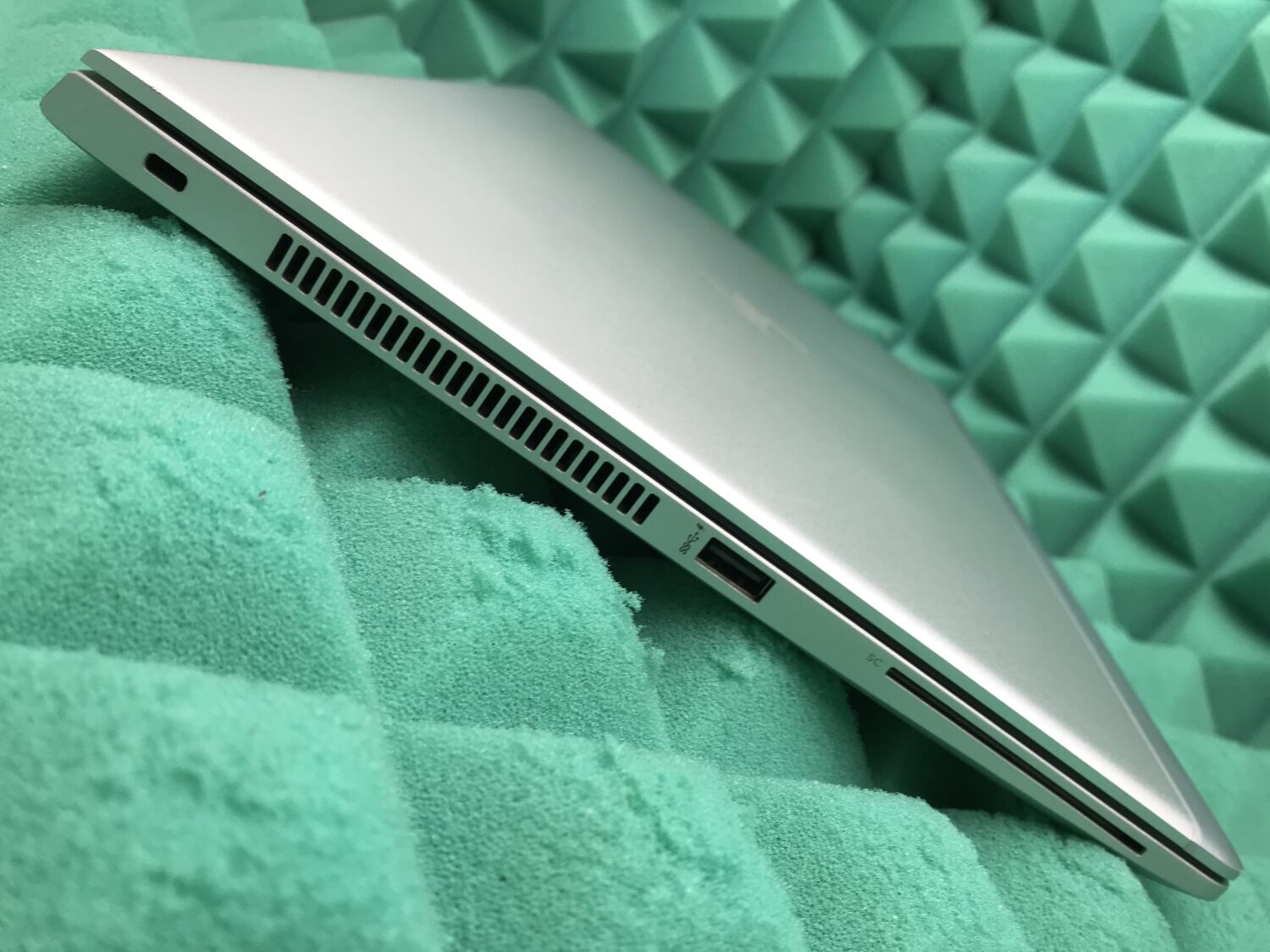 Ультрабук Б-клас HP Elitebook 745 G5 / 14" (1920x1080) IPS / AMD Ryzen 5 Pro 2500U (4 (8) ядра по 2.0 - 3.6 GHz) / 8 GB DDR4 / 256 GB SSD M.2 / AMD Radeon Vega 8 Graphics / WebCam / USB 3.1 / HDMI - Зображення 7