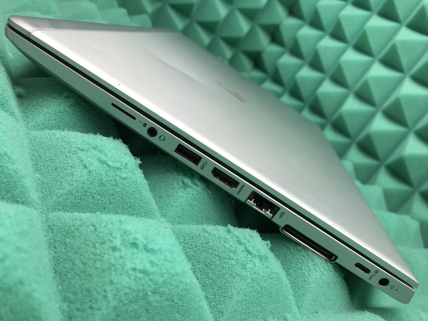 Ультрабук Б-клас HP Elitebook 745 G5 / 14" (1920x1080) IPS / AMD Ryzen 5 Pro 2500U (4 (8) ядра по 2.0 - 3.6 GHz) / 8 GB DDR4 / 256 GB SSD M.2 / AMD Radeon Vega 8 Graphics / WebCam / USB 3.1 / HDMI - Зображення 8