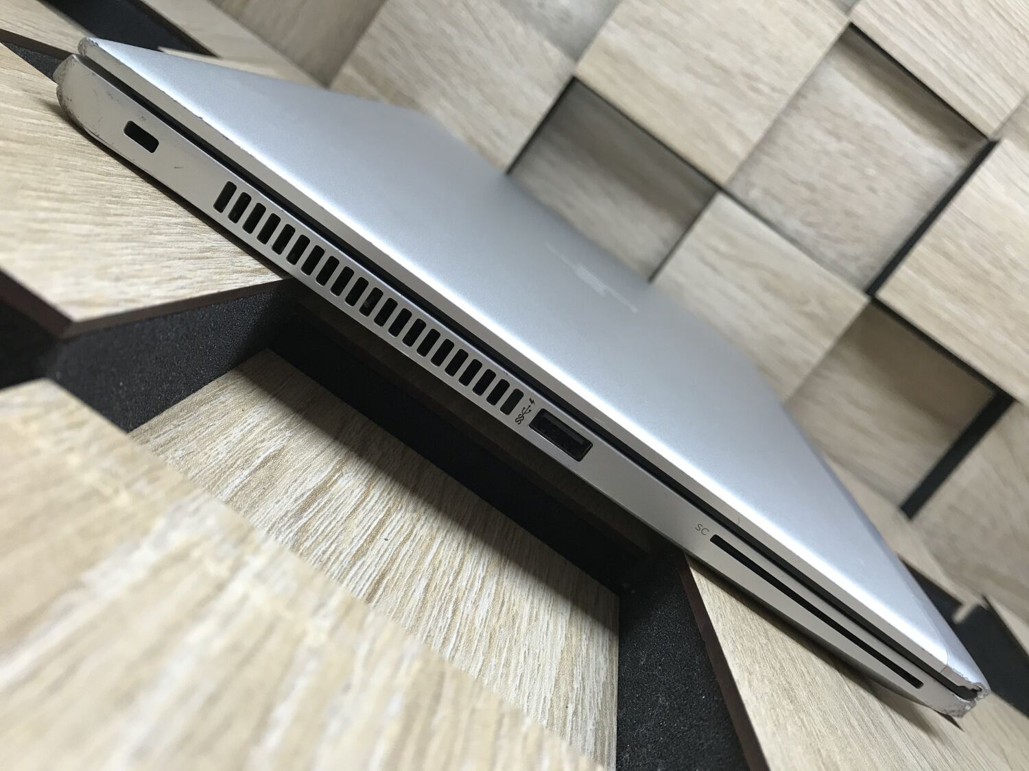 Ультрабук Б-клас HP EliteBook 830 G5 / 13.3" (1920x1080) IPS / Intel Core i7-8650U (4 (8) ядра по 1.9 - 4.2 GHz) / 8 GB DDR4 / 256 GB SSD M.2 / Intel UHD Graphics 620 / WebCam / Windows 10 ліцензія - Зображення 5