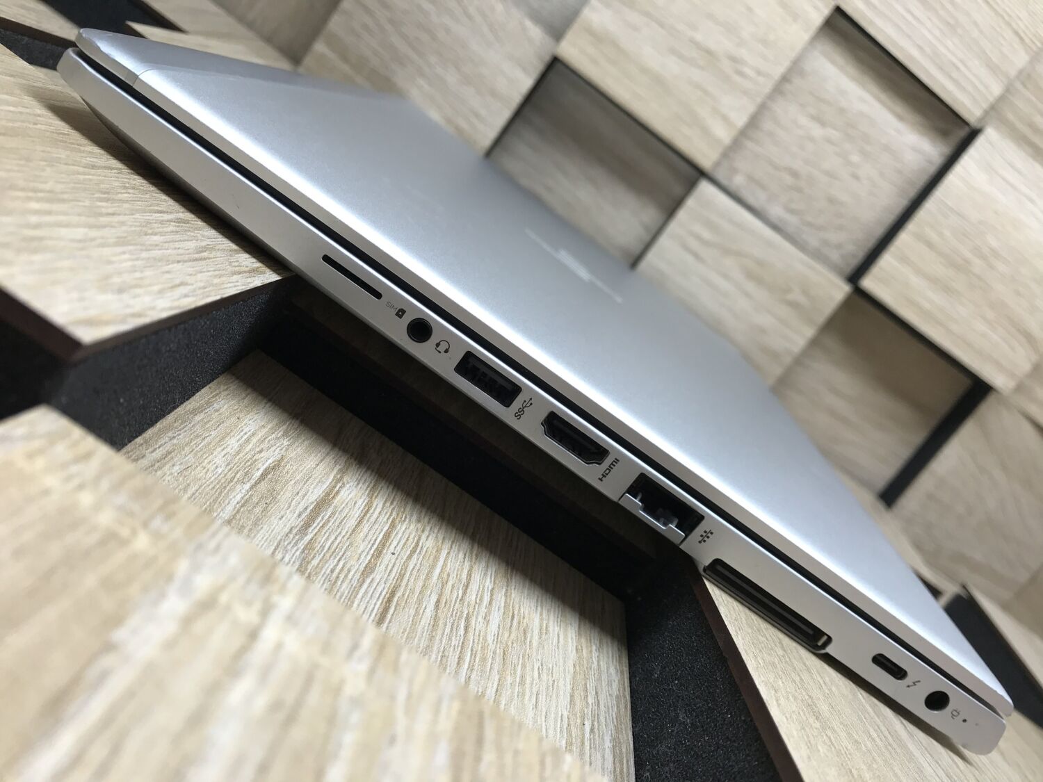 Ультрабук Б-клас HP EliteBook 830 G5 / 13.3" (1920x1080) IPS / Intel Core i7-8650U (4 (8) ядра по 1.9 - 4.2 GHz) / 8 GB DDR4 / 256 GB SSD M.2 / Intel UHD Graphics 620 / WebCam / Windows 10 ліцензія - Зображення 6