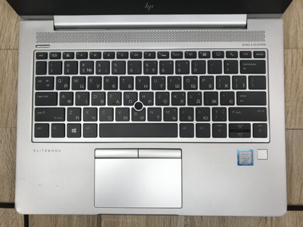 Ультрабук Б-клас HP EliteBook 830 G5 / 13.3" (1920x1080) IPS / Intel Core i7-8650U (4 (8) ядра по 1.9 - 4.2 GHz) / 8 GB DDR4 / 256 GB SSD M.2 / Intel UHD Graphics 620 / WebCam / Windows 10 ліцензія - Зображення 4