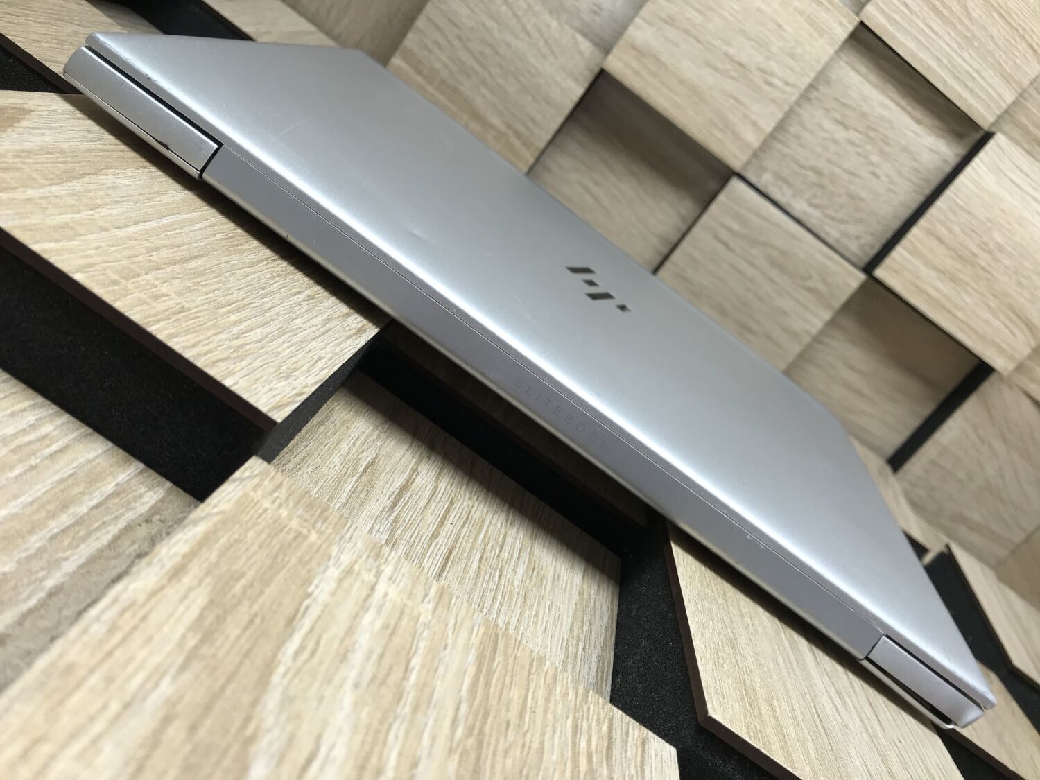 Ультрабук Б-клас HP EliteBook 830 G5 / 13.3" (1920x1080) IPS / Intel Core i7-8650U (4 (8) ядра по 1.9 - 4.2 GHz) / 8 GB DDR4 / 256 GB SSD M.2 / Intel UHD Graphics 620 / WebCam / Windows 10 ліцензія - Зображення 7