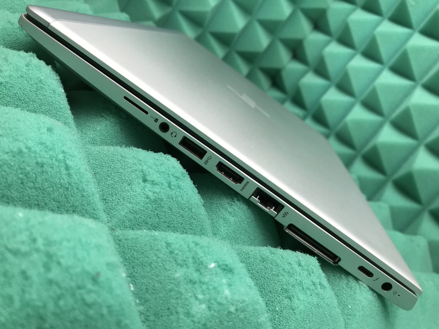 Ультрабук Б-клас HP EliteBook 830 G5 / 13.3" (1920x1080) IPS Touch / Intel Core i7-8650U (4 (8) ядра по 1.9 - 4.2 GHz) / 8 GB DDR4 / 256 GB SSD M.2 / Intel UHD Graphics 620 / WebCam / USB 3.1 / HDMI - Зображення 6