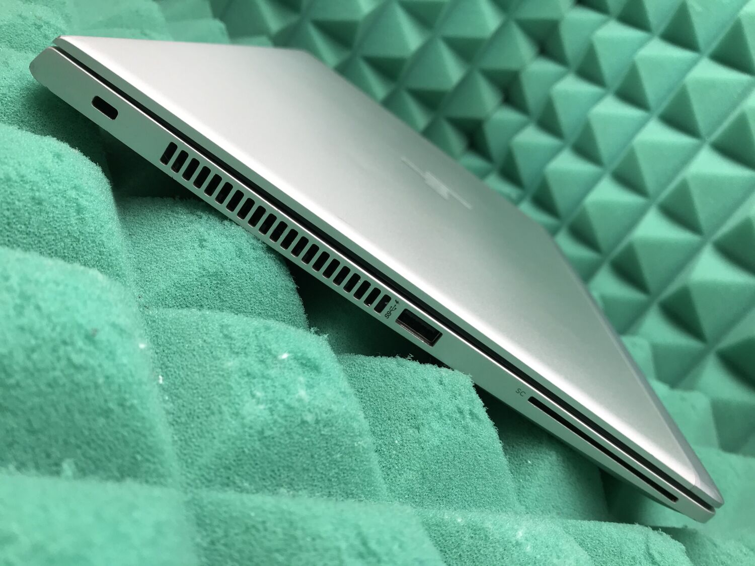 Ультрабук Б-клас HP EliteBook 830 G5 / 13.3" (1920x1080) IPS Touch / Intel Core i7-8650U (4 (8) ядра по 1.9 - 4.2 GHz) / 8 GB DDR4 / 256 GB SSD M.2 / Intel UHD Graphics 620 / WebCam / USB 3.1 / HDMI - Зображення 5