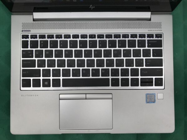 Ультрабук Б-клас HP EliteBook 830 G5 / 13.3" (1920x1080) IPS Touch / Intel Core i7-8650U (4 (8) ядра по 1.9 - 4.2 GHz) / 8 GB DDR4 / 256 GB SSD M.2 / Intel UHD Graphics 620 / WebCam / USB 3.1 / HDMI - Зображення 4
