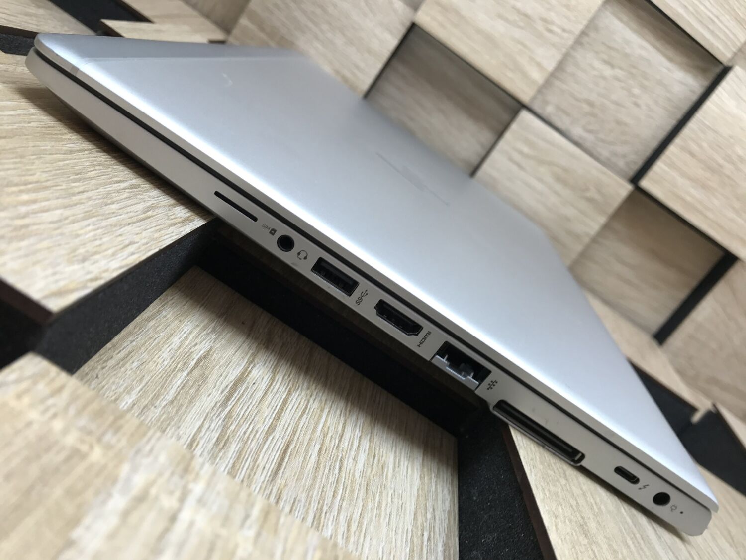Ультрабук Б-клас HP EliteBook 830 G6 / 13.3" (1920x1080) IPS / Intel Core i7-8665U (4 (8) ядра по 1.9 - 4.8 GHz) / 8 GB DDR4 / 256 GB SSD M.2 / Intel UHD Graphics 620 / WebCam / Fingerprint / HDMI - Зображення 6