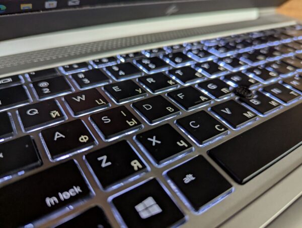 Ультрабук Б-клас HP EliteBook 840 G5 / 14" (1920x1080) IPS / Intel Core i5-7200U (2 (4) ядра по 2.5 - 3.1 GHz) / 16 GB DDR4 / 480 GB SSD / Intel UHD Graphics 620 / WebCam / Fingerprint / Windows 10 - Зображення 7