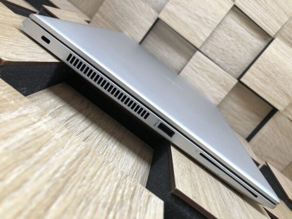 Ультрабук Б-клас HP EliteBook 840 G5 / 14" (1920x1080) IPS / Intel Core i7-8650U (4 (8) ядра по 1.9 - 4.2 GHz) / 8 GB DDR4 / 256 GB SSD M.2 / Intel UHD Graphics 620 / WebCam / USB 3.1 / HDMI - Зображення 6