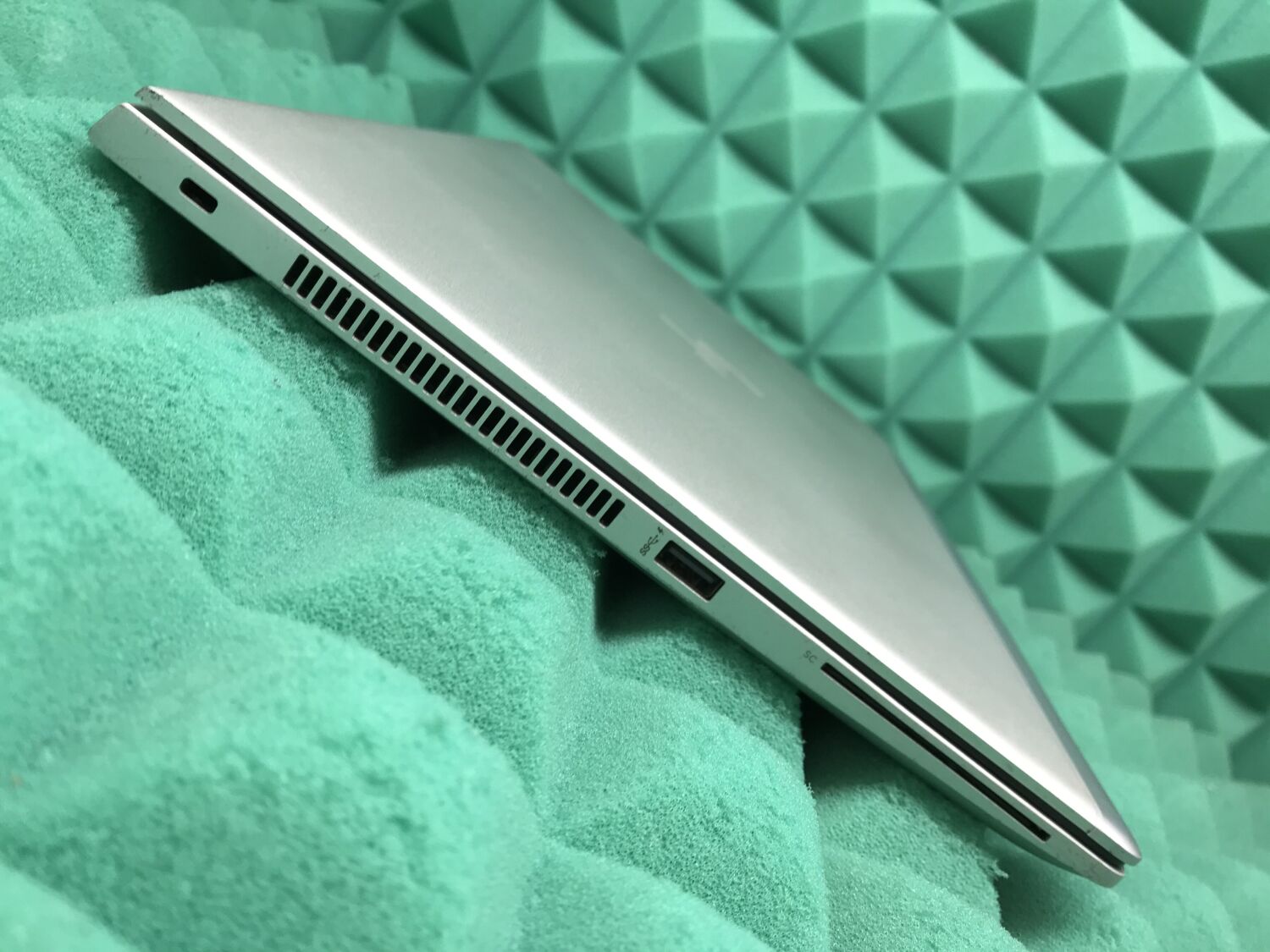 Ультрабук Б-клас HP EliteBook 840 G5 / 14" (1920x1080) IPS Touch / Intel Core i5-8350U (4 (8) ядра по 1.7 - 3.6 GHz) / 8 GB DDR4 / 256 GB SSD M.2 / Intel UHD Graphics 620 / WebCam / Fingerprint / USB 3.1 / HDMI - Зображення 7