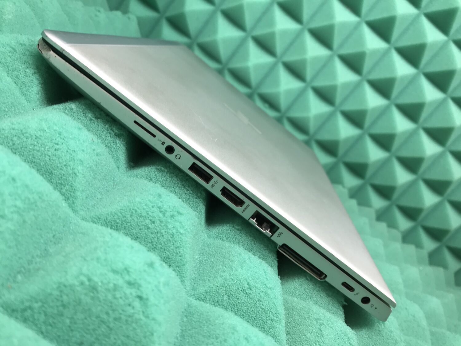 Ультрабук Б-клас HP EliteBook 840 G5 / 14" (1920x1080) IPS Touch / Intel Core i5-8350U (4 (8) ядра по 1.7 - 3.6 GHz) / 8 GB DDR4 / 256 GB SSD M.2 / Intel UHD Graphics 620 / WebCam / Fingerprint / USB 3.1 / HDMI - Зображення 8