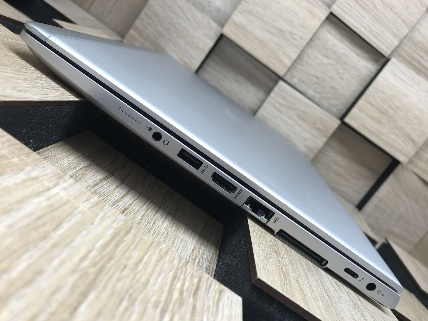 Ультрабук Б-клас HP EliteBook 840 G5 / 14" (1920x1080) IPS Touch / Intel Core i7-8650U (4 (8) ядра по 1.9 - 4.2 GHz) / 8 GB DDR4 / 256 GB SSD M.2 / Intel UHD Graphics 620 / WebCam / HDMI - Зображення 6