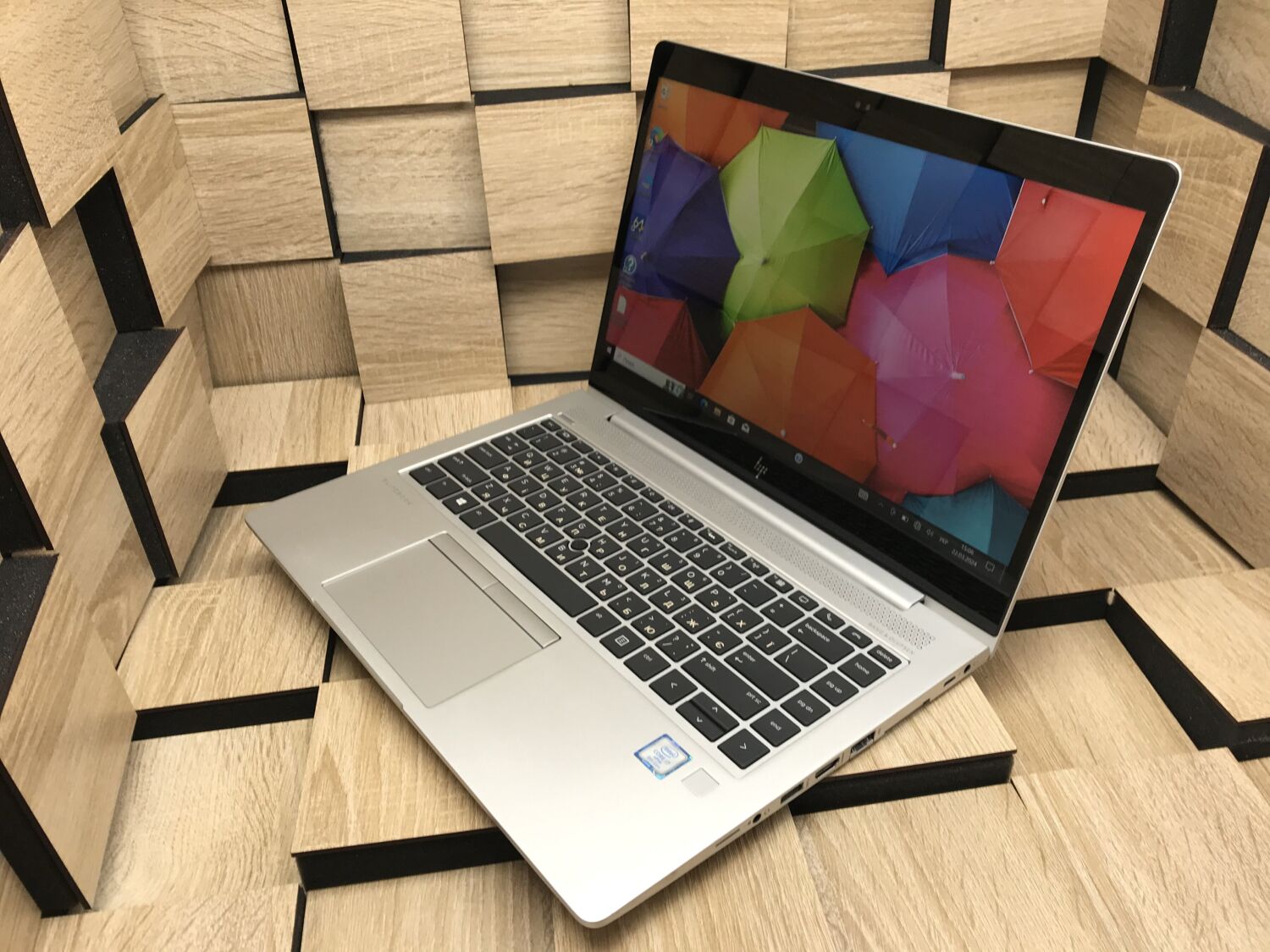 Ультрабук Б-клас HP EliteBook 840 G5 / 14" (1920x1080) IPS Touch / Intel Core i7-8650U (4 (8) ядра по 1.9 - 4.2 GHz) / 8 GB DDR4 / 256 GB SSD M.2 / Intel UHD Graphics 620 / WebCam / USB 3.1 / HDMI - Зображення 2